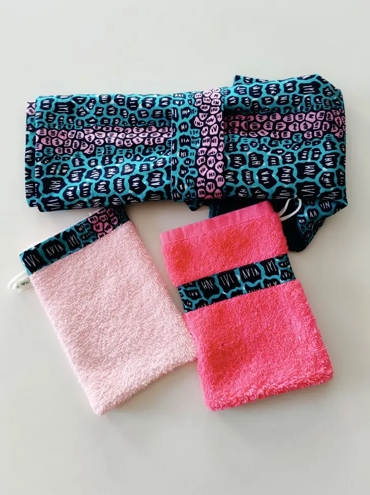 tapis à langer et gants assortis en wax et serviettes éponges bleu et rose