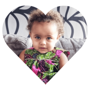 bébé portant une robe en wax dans un cadre en forme de cœur