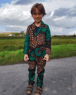 Costume 2 pièces pour garçon en wax à motif fleuri, bicolore vert et marron. Porté par un jeune garçon blond