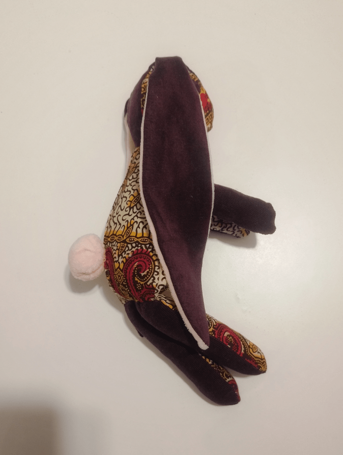doudou lapin en wax couché de profil