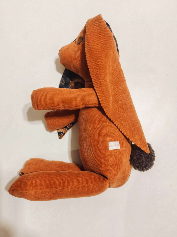 doudou, peluche en velours orange vue de côté