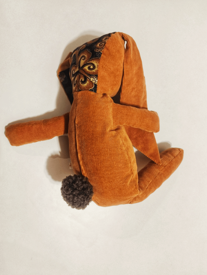 doudou lapin peluche en velours de couleur citrouille vue de dos