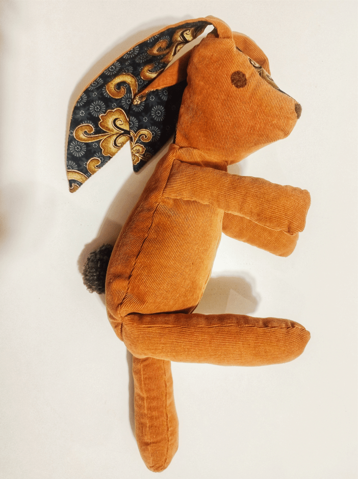 Doudou lapin en velours avec des grandes oreilles vue de profil