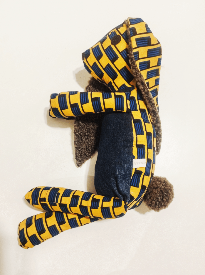 doudou pour enfant en forme de lapin. Il est fabriqué en Wax africain, l'imprimé est en damier bleu marine sur fond jaune