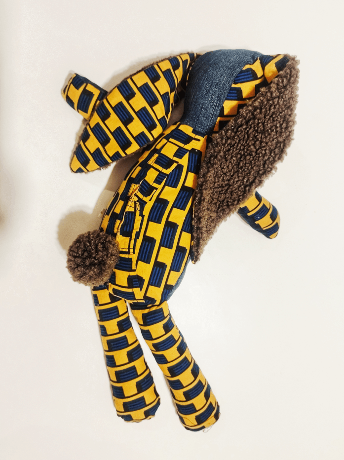 doudou lapin en denim et wax à motif damier bleu sur fond jaune, vue de dos