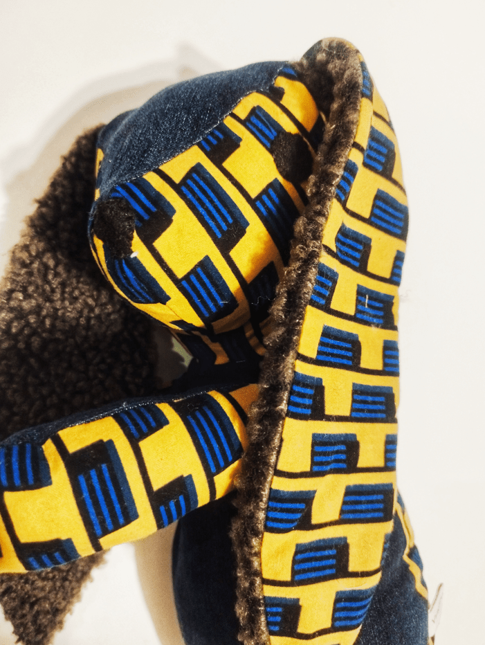 doudou lapin en wax à motif damier bleu sur fond jaune, vue de portrait