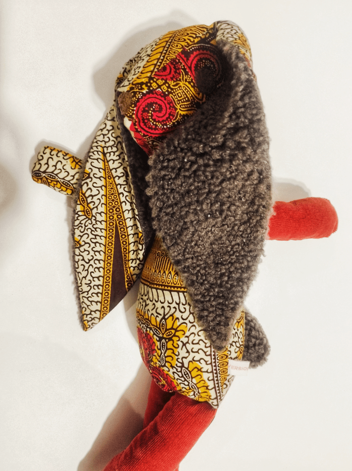 peluche de forme animal représentant un lapin avec des grandes oreilles duveteuses
