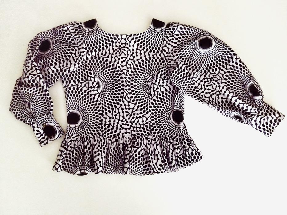Blouse à manches bouffantes en tissu wax imprimé noir et blanc