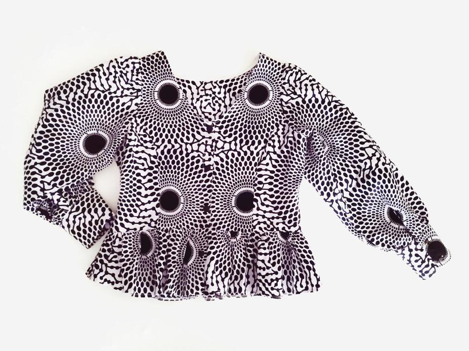 blouse en wax imprimé noir et blanc de dos, elle est fermée par des pressions