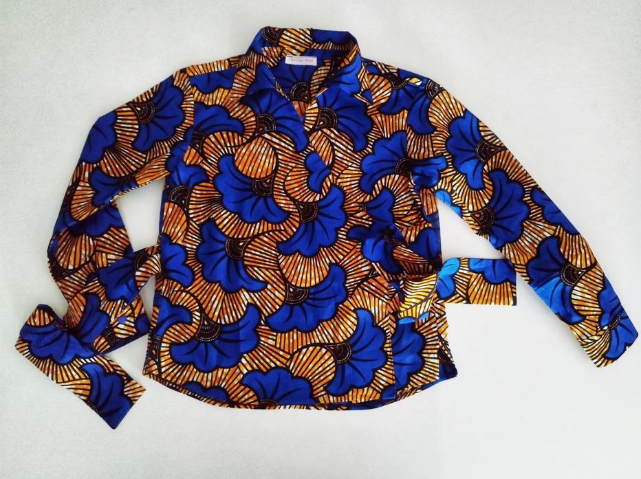 Chemise cache cœur à manches longues. La chemise est en tissu wax à motifs bleus sur fond doré