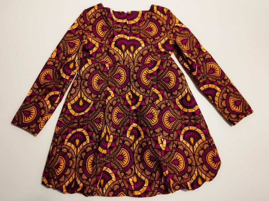 robe plissée de forme boule en tissu wax hollandais de couleur orange et prune vue de dos