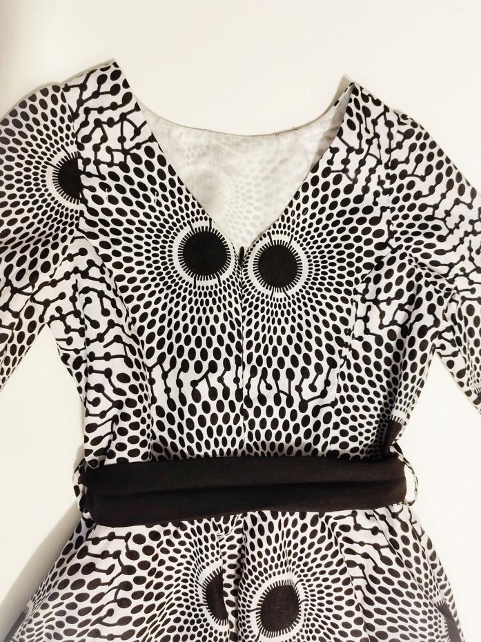 détail du dos de la robe en tissu Wax noir et blanc
