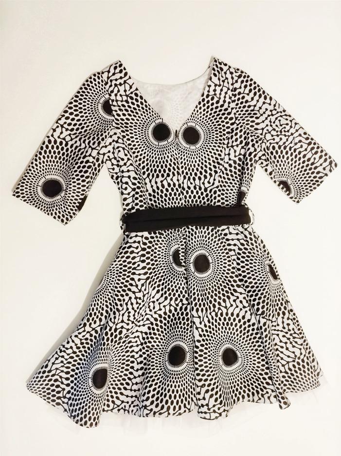 robe à manches 3/4, décolleté en "V" dans le dos. Les motifs du pagne sont noirs et blancs