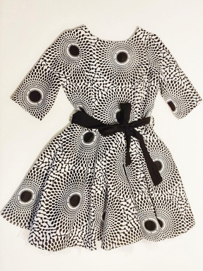 robe forme patineuse en tissu wax imprimé noir et blanc avec une ceinture noire