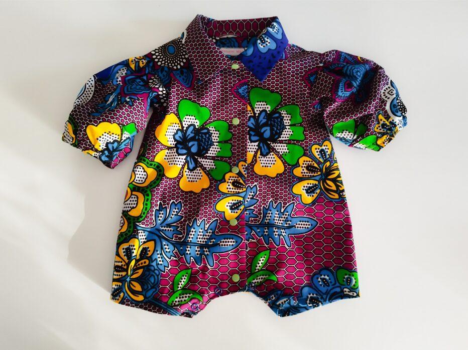 barboteuse pour bébé fille en tissu wax violet avec des motifs floraux