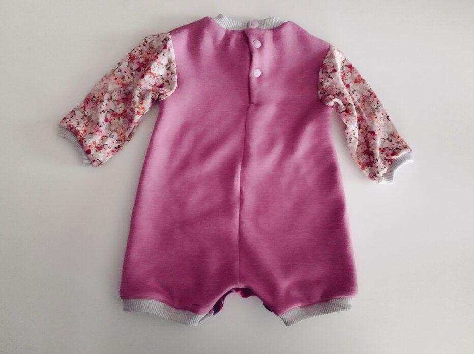 Barboteuse en molleton rose avec des manches longues en tissu léger fleuri