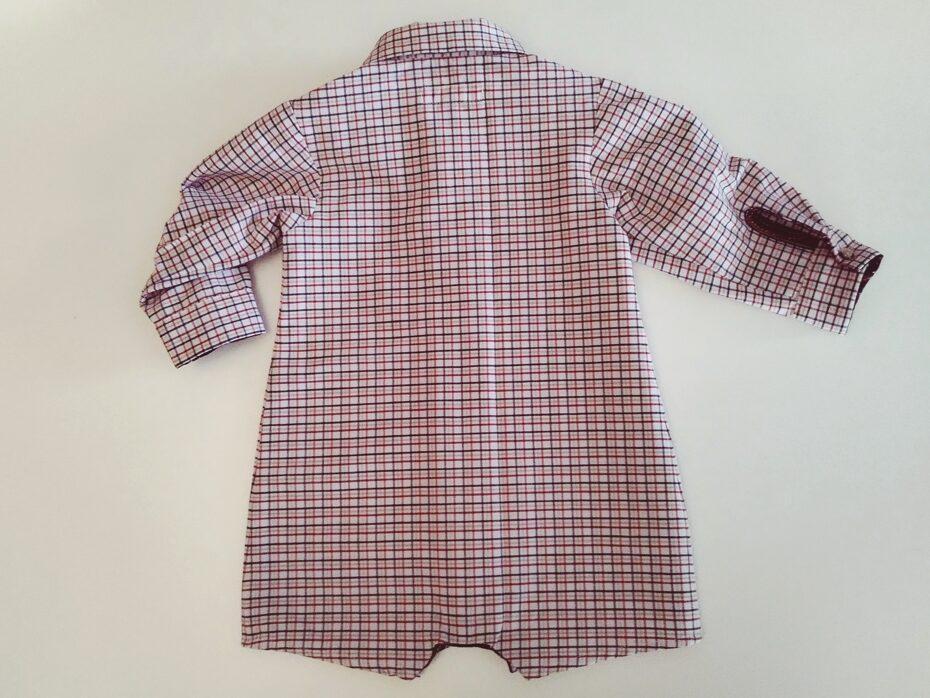 barboteuse en forme de chemise vue de dos avec des manches longues