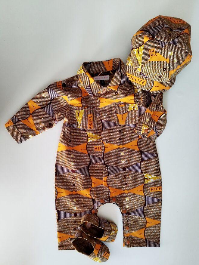 box pour bébé, ensemble combinaison, casquette et chaussons en wax orange