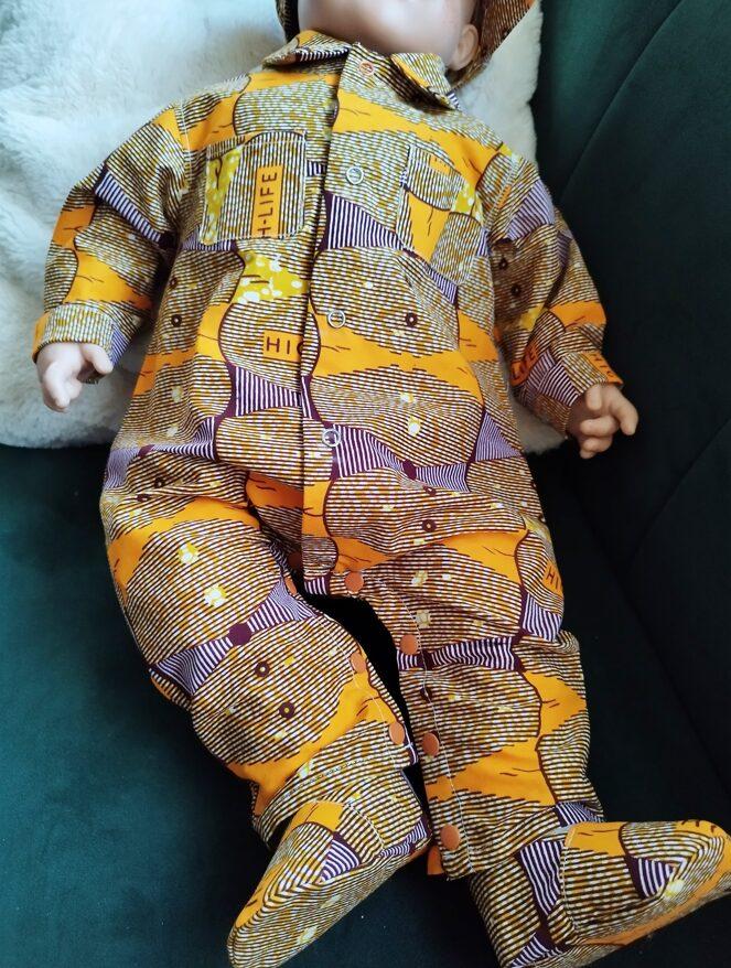 mannequin bébé portant une combinaison en wax orange