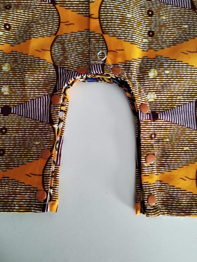 détail d'entrejambe de combinaison en tissu imprimé wax orange