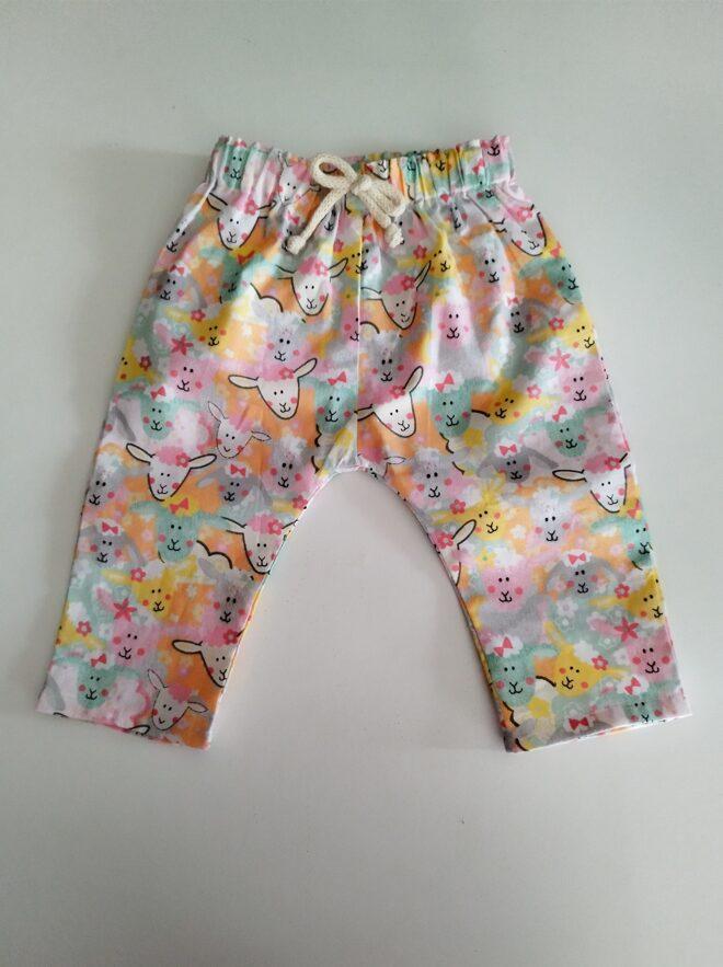 pantalon pour bébé fille en coton imprimé avec des moutons stylisés rose et jaune
