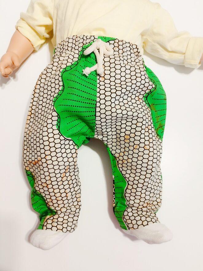 pantalon pour bébé en wax vert et beige porté