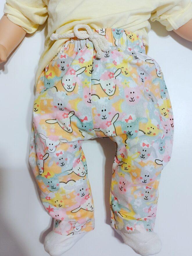 pantalon à motif porté de face