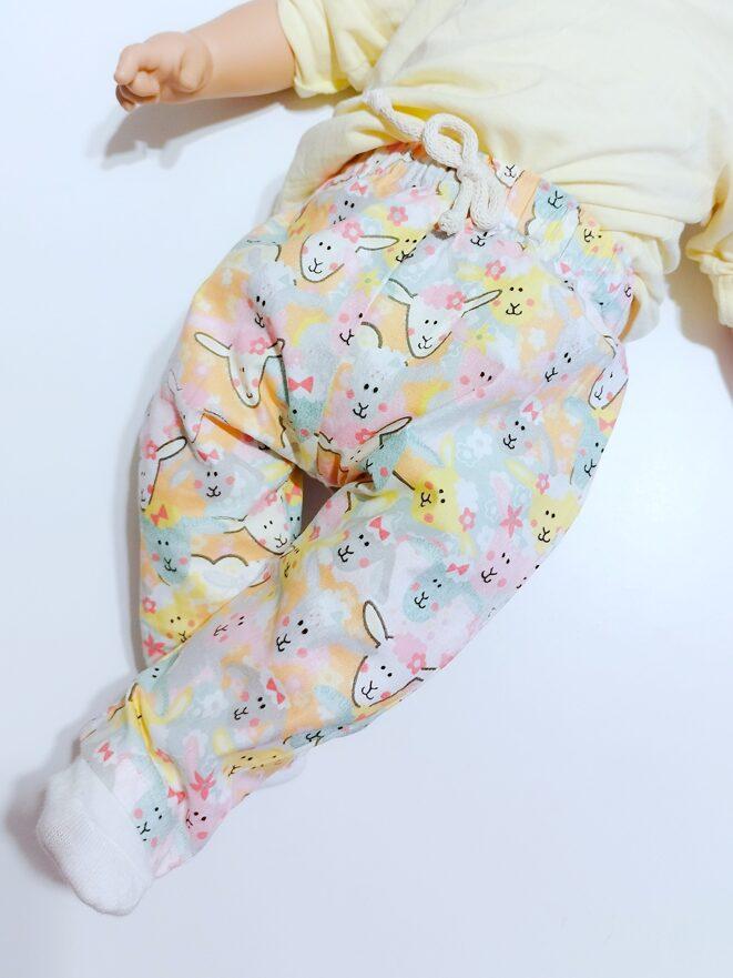 pantalon à motif porté jambe croisée, prise de vue de biais