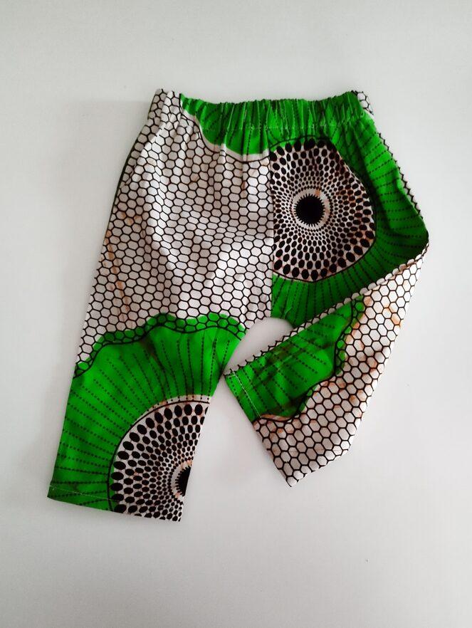 pantalon en wax vue de dos avec une jambe repliée