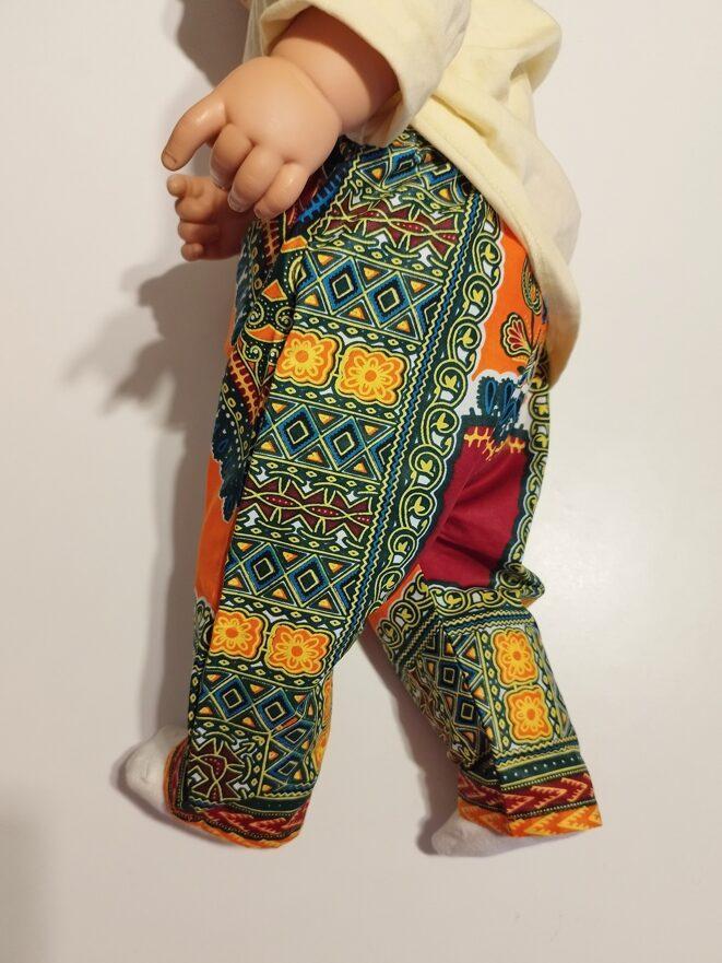 pantalon multicolore pour bébé porté vue de profil