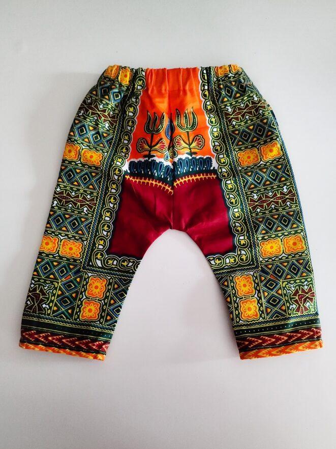pantalon à motif en super wax multicolore, posé à plat vue de dos