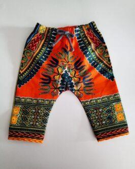 pantalon en coton posé à plat à motif multicolores bleu et bordeaux sur fond orange brillant