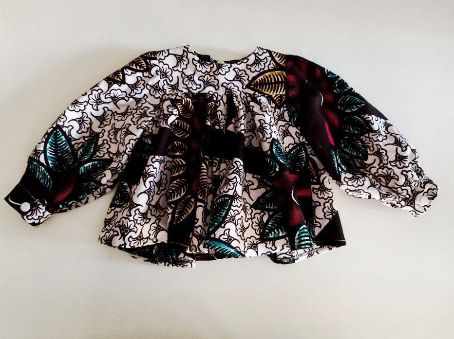Blouse ample pour bébé fille en tissu wax imprimé marron sur fond blanc