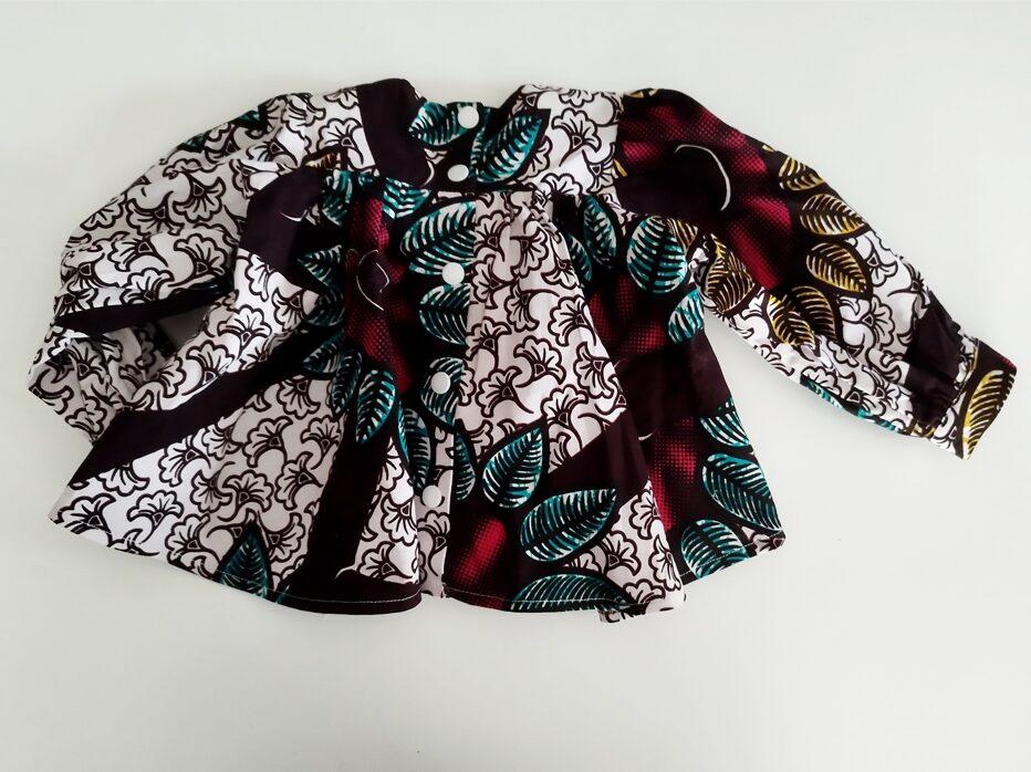 Blouse volumineuse pour bébé en wax imprimé blanc er marron, vue de dos