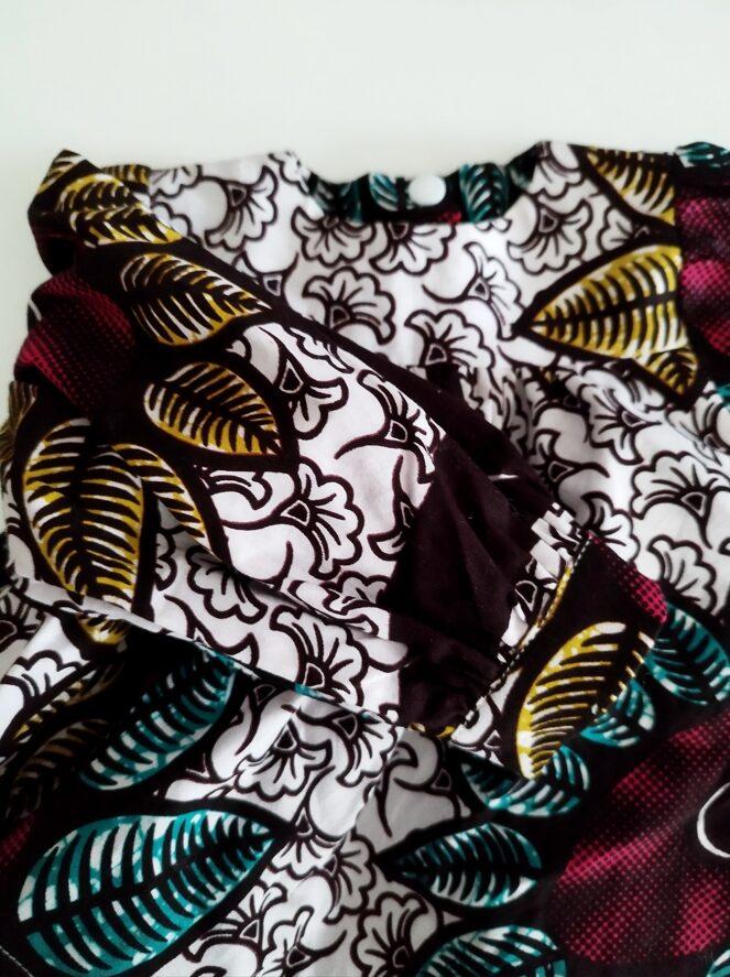 détail de la manche d'une bloue en tissu wax imprimé