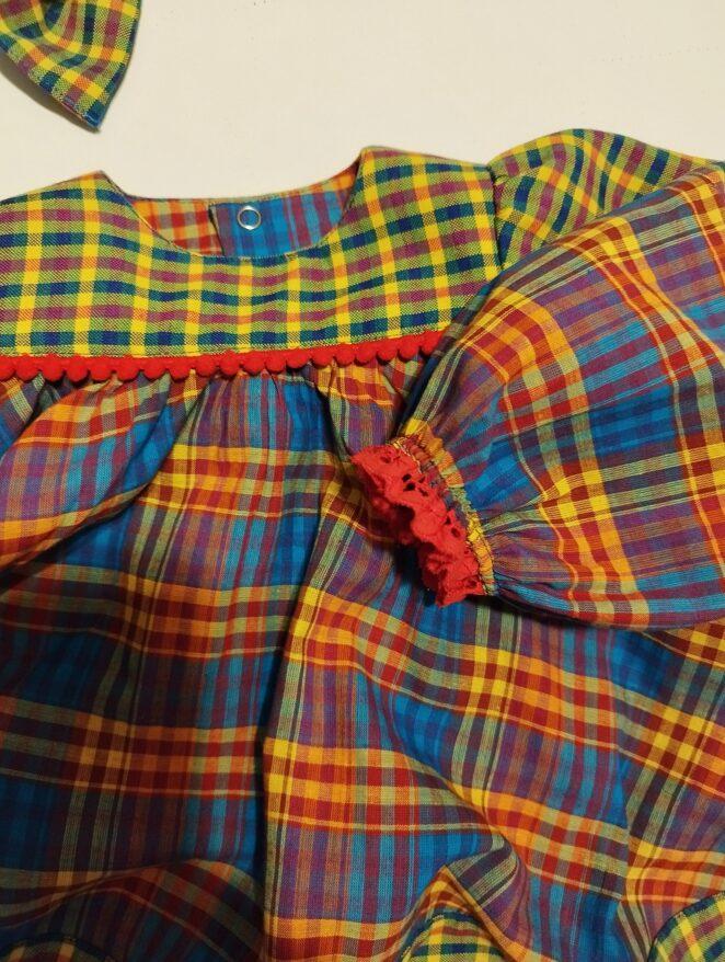 détail de la robe en madras, il y a un mélange de grands et de petits carreaux