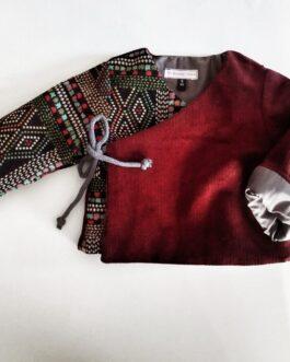 Veste mixte croisée nouée sur le côté pour bébé. il est en velours à fines côtes rouge bordeaux et jacquard rayé