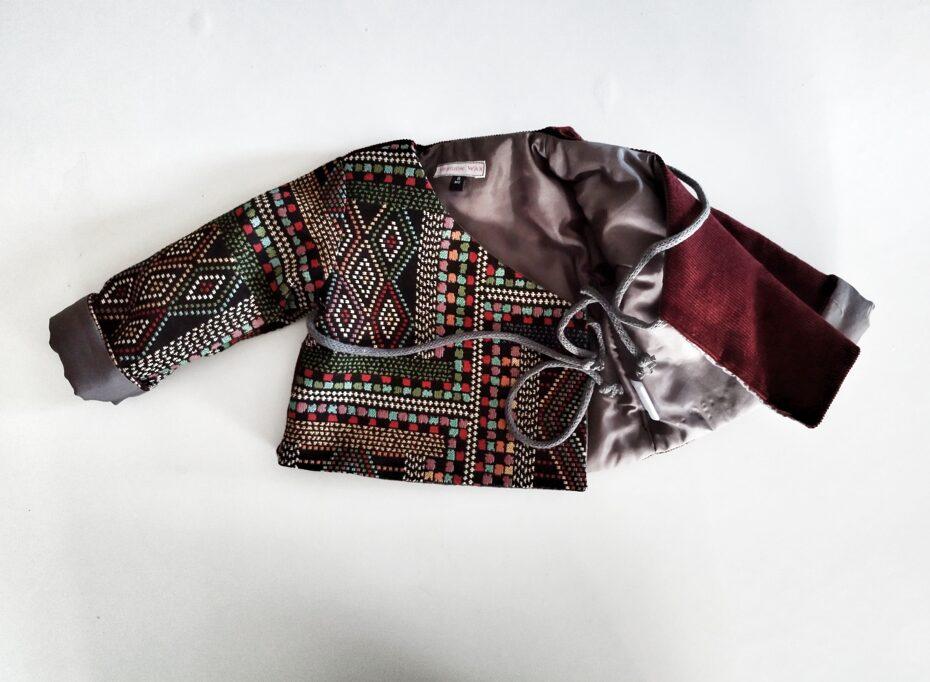 veste mixte en velours bordeaux et jacquard assortie ouverte pour montrer le nœud à l'intérieur