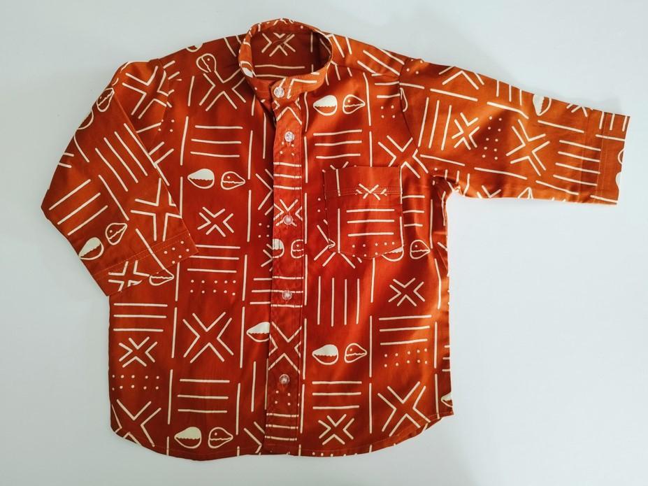 Chemise en Wax à motif Bogolan de couleur brique et écrue, vue de face