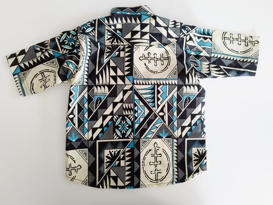chemise en wax à motif africain bleue, noir et écrue, vue de dos