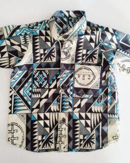 chemise en wax avec des motifs africains, tricolore, bleue, noire et écrue