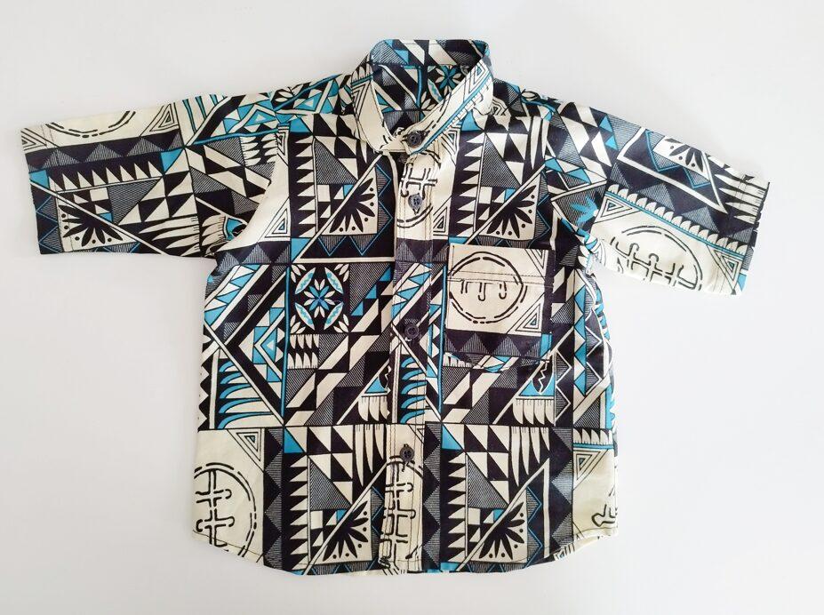 chemise en wax avec des motifs africains, tricolore, bleue, noire et écrue
