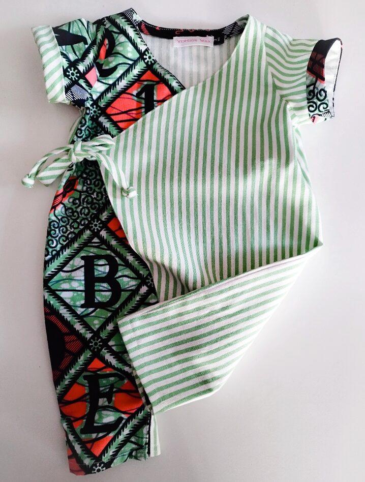 combinaison pour bébé forme cache cœur, rayé vert et blanc
