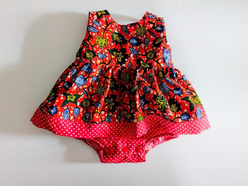 barboteuse rouge en tissu wax et imprimé à pois