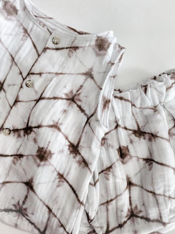 détail de l'ensemble en double gaze de coton blanc et marron