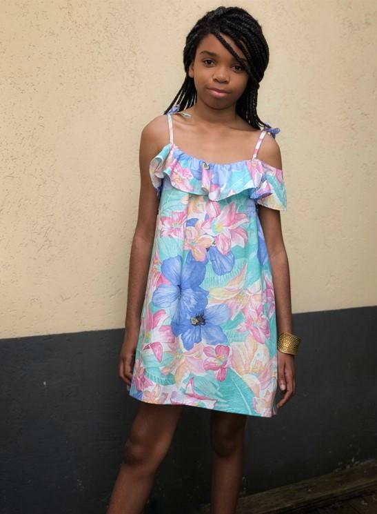 fille qui porte la robe estivale se tenant de face