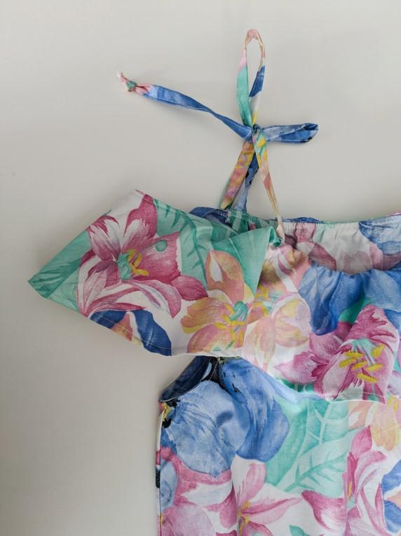 détail de l'épaule de la robe en popeline satiné