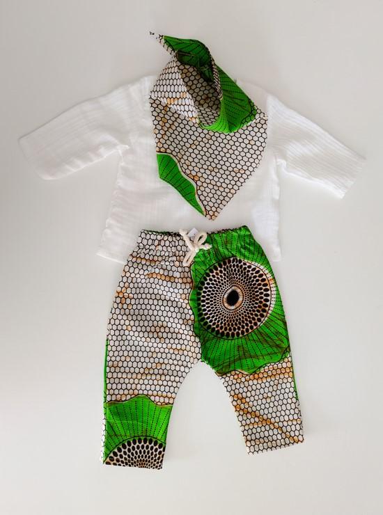 ensemble pour bébé composé d' un bandana et d'un pantalon en Wax et une tunique en voile blanche