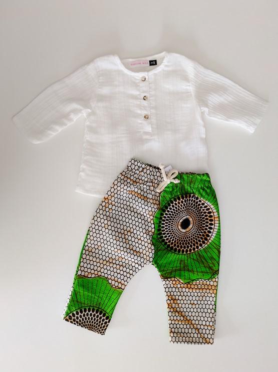 ensemble pour bébé comprenant une tunique blanche et un pantalon à motifs vert et beige