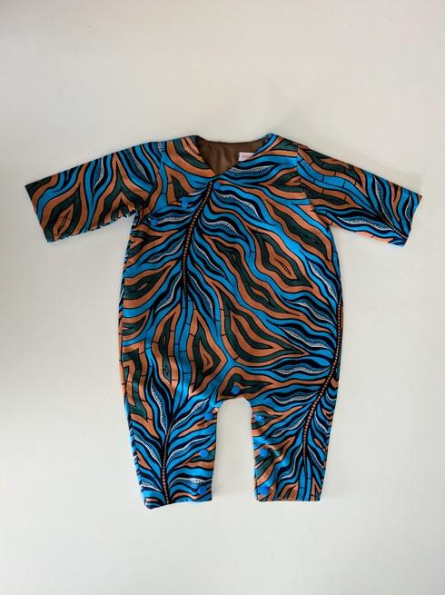 combinaison pour bébé à manches longues en wax imprimé feuillages bleus sur fond marron